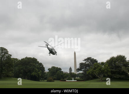 Un marin transportant le Président américain, Donald J. Trump, première dame Melania et leur fils Barron, quitte la Maison Blanche pour Camp David, à Washington, DC, le 17 juin 2017. Photo par Molly Riley/UPI Banque D'Images
