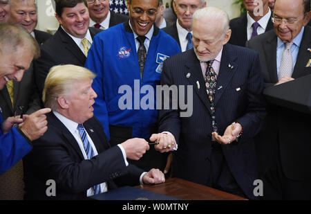 Président américain Donald Trump donne le stylo pour Apollo 11 Buzz Aldrin astronaute (R) après avoir signé un décret pour rétablir la Conseil national de l'espace dans la Roosevelt Room de la Maison Blanche à Washington, DC, le 30 juin 2017. Photo par Olivier Douliery/UPI Banque D'Images