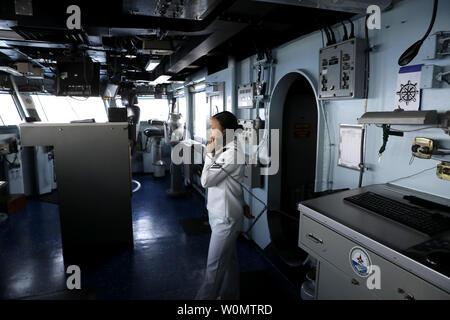 Parle de marin sur le pont du porte-avions américain, USS George H. W. Bush, comme il quais à Haïfa, Israël, le port le 3 juillet 2017. Le navire a été visité par le Premier ministre israélien Benjamin Netanyahu. Photo par Ronen Zvulun/UPI Banque D'Images