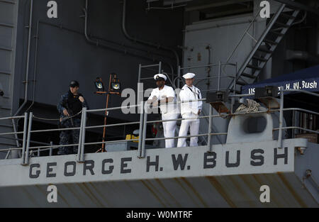 Les marins se tenir sur le pont du porte-avions américain, USS George H. W. Bush, comme il quais à Haïfa, Israël, le port le 3 juillet 2017. Le navire a été visité par le Premier ministre israélien Benjamin Netanyahu. Photo par Ronen Zvulun/UPI Banque D'Images