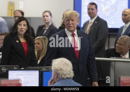 Président américain Donald J. Trump (C) visite le centre de commandement de la Federal Emergency Management Agency (FEMA), à côté de l'administration centrale Directeur par intérim du Département de la sécurité intérieure Elaine Duc (2-L) et le Vice-président américain Mike Pence (L), à Washington, DC, le 4 août 2017. Trump a visité le siège de la FEMA pour recevoir un briefing sur la saison des ouragans. Photo de Michael Reynolds/UPI Banque D'Images