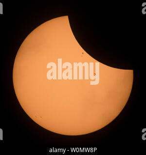 La NASA Cette image prise le 21 août 2017 montre la Station spatiale internationale, avec un équipage de 6 personnes à bord, qu'il se profile comme il transite le soleil à environ cinq milles par seconde durant une éclipse solaire partielle, comme vu à partir de la bannière, le Wyoming. À bord dans le cadre d'Expedition 52 sont : les astronautes de la NASA Peggy Whitson, Jack Fischer, et Randy Bresnik, cosmonautes russes Fyodor Yurchikhin et Sergey Ryazanskiy ; et l'ESA (Agence Spatiale Européenne) Paolo Nespoli. Une éclipse solaire totale ont balayé une partie étroite de l'contigus des États-Unis de Lincoln Beach, Oregon à Charleston, South C Banque D'Images