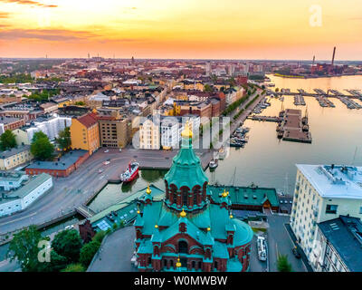 Vue aérienne de Helsinki magnifique au coucher du soleil. Ciel bleu et nuages et bâtiments colorés. Helsinki, Finlande. Banque D'Images