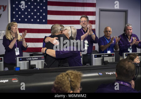 Gestionnaire du programme Cassini au JPL, comte de maïs, à gauche, et l'exploitation du satellite manager de l'équipe pour la mission Cassini sur Saturne, Julie Webster, droite, à embrasser le Jet Propulsion Laboratory de la NASA à Pasadena, Californie, après la sonde Cassini plongé dans SATURNE, LE VENDREDI 15 SEPTEMBRE 2017 . Depuis son arrivée en 2004, la mission Cassini-Huygens a été une découverte automatique, de révolutionner notre connaissance de la système de Saturne et nous captivant avec des données et des images jamais obtenus avec tant de détails et de clarté. L'engin spatial plongé délibérément les opérateurs dans Saturne, Cassini comme recueillies Banque D'Images