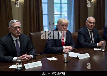 Le Président américain Donald Trump, centre, attend de parler tout en étant assis à côté de John Kelly, chef de cabinet de la Maison Blanche, droite, et Jim Mattis, secrétaire américain à la défense, au cours d'un briefing avec les chefs militaires dans la salle du Cabinet de la Maison Blanche à Washington, D.C., 5 octobre 2017. Le Secrétaire à la défense, Jim Mattis dit cette semaine, les États-Unis et les alliés sont maintenant le 'ligne' contre les talibans en Afghanistan comme des prévisions d'une offensive importante par les militants "de priorité principale." Photo par Andrew Harrer/UPI Banque D'Images