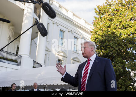 Le président américain, Donald J. Trump arrête de leurs remarques à la presse comme il marche à bord d'un marin sur la pelouse Sud de la Maison Blanche à Washington, DC, le 7 octobre 2017. Le président Trump est un voyage à la Caroline du Nord pour une paire d'événements de collecte de fonds. Photo par Shawn Thew/UPI Banque D'Images