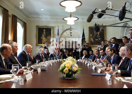 Le président américain, Donald J. Trump accueille le Premier Ministre grec Alexis Tsipras pour un déjeuner de travail à la salle du Cabinet de la Maison Blanche, à Washington, DC, le 17 octobre 2017. Photo de Martin Simon/UPI Banque D'Images