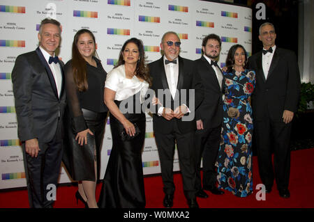 Gloria Estefan, son mari, Emilio, et leur famille, arrivent pour le dîner officiel de l'artiste en l'honneur des récipiendaires de la 40e édition annuelle des Kennedy Center Honors organisé par le secrétaire d'État des États-Unis, Rex Tillerson au département d'État à Washington, D.C. le samedi 2 décembre, 2017. Les lauréats 2017 sont : la danseuse et chorégraphe américaine Carmen de Lavallade, le chanteur-compositeur cubain et l'actrice Gloria Estefan, artiste hip-hop américain et l'icône de divertissement LL Cool J ; l'écrivain et producteur de télévision américain Norman Lear, et musicien et producteur américain Lionel Richi Banque D'Images