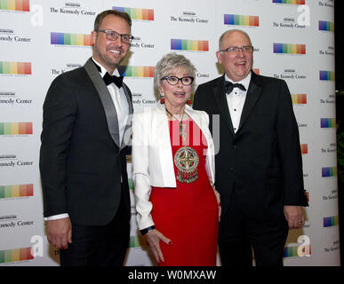 De gauche, producteur Brent Miller, 2015 Kennedy Centre Honoree Rita Moreno, et manager John Ferguson arrivent pour le dîner officiel de l'artiste en l'honneur des récipiendaires de la 40e édition annuelle des Kennedy Center Honors organisé par le secrétaire d'État des États-Unis, Rex Tillerson au département d'État à Washington, D.C. le samedi 2 décembre, 2017. Les lauréats 2017 sont : la danseuse et chorégraphe américaine Carmen de Lavallade, le chanteur-compositeur cubain et l'actrice Gloria Estefan, artiste hip-hop américain et l'icône de divertissement LL Cool J ; l'écrivain et producteur de télévision américain Norman Lear ; et l'Amer Banque D'Images