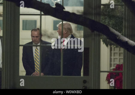 Le président américain, Donald J. Trump parle avec le sénateur Mike Lee(R-UT) comme leur retour à la Maison Blanche à Washington, DC après participation à des événements dans la région de Salt Lake City, Utah, et a signé deux proclamations présidentielles en réduisant la taille de Grand Staircase-Escalante et les grandes oreilles des Monuments Nationaux, le 4 décembre 2017. Photo de Chris Kleponis/UPI Banque D'Images