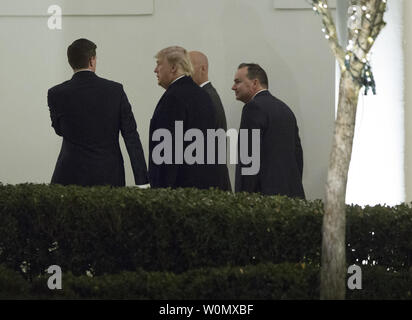 Le président américain, Donald J. Trump parle avec le sénateur Mike Lee(R-UT)(à droite) et des membres du personnel qu'ils retournent à la Maison Blanche à Washington, DC après participation à des événements dans la région de Salt Lake City, Utah, et a signé deux proclamations présidentielles en réduisant la taille de Grand Staircase-Escalante et les grandes oreilles des Monuments Nationaux, le 4 décembre 2017. Photo de Chris Kleponis/UPI Banque D'Images