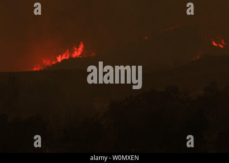 Flammes de l'incendie sont Thomas vu de l'air comme le feu continue de brûler dans le comté de Ventura, Californie, le 9 décembre 2017. Par Thomas samedi soir, le feu a brûlé 173 000 hectares et détruit plus de 500 depuis le début de ses structures le 4 décembre. Photo par SrA Housman Crystal/U.S. Air National Guard/UPI Banque D'Images