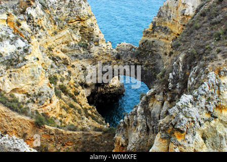 Le Portugal a une beauté naturelle le long des falaises en bord de mer c'est dans la région de l'Algarve. C'est un merveilleux exemple. Banque D'Images