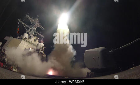 Le destroyer USS-missiles Porter (DDG 78) effectue des opérations de grève alors que dans la mer Méditerranée, le 7 avril 2017. Porter, l'avant-déployé à Rota, Espagne, mène des opérations navales dans la sixième flotte américaine zone d'opérations à l'appui de la sécurité nationale des États-Unis en Europe. Le président Donald Trump le jeudi soir a dit qu'il a ordonné 59 missiles de croisière pour attaquer l'aérodrome où le président syrien Bachar al-Assad's régime a lancé une attaque chimique mortel sur les civils deux jours plus tôt. U.S. Navy photo de classe 3ème MCS Ford Williams/UPI Banque D'Images