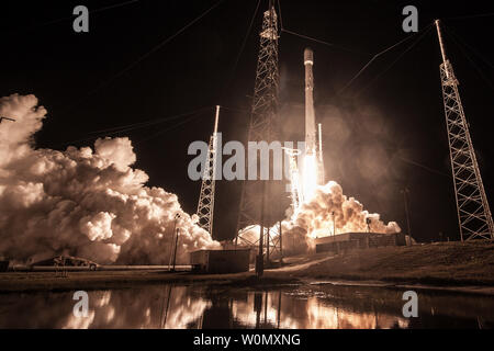 Une fusée SpaceX Falcon 9 portant un secret du gouvernement américain de la lance à partir de l'espace complexe de lancement 40 (SLC-40) à la base aérienne de Cap Canaveral, en Floride, le 7 janvier 2018. Les rapports indiquent que la charge utile classés, nom de code Zuma, a échoué d'une manière conduisant à la perte est. Photo par SpaceX /UPI Banque D'Images