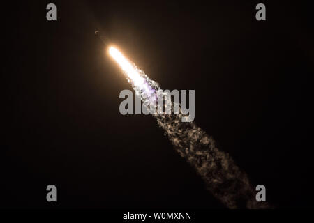 Une fusée SpaceX Falcon 9 portant un secret du gouvernement américain de la lance à partir de l'espace complexe de lancement 40 (SLC-40) à la base aérienne de Cap Canaveral, en Floride, le 7 janvier 2018. Les rapports indiquent que la charge utile classés, nom de code Zuma, a échoué d'une manière conduisant à la perte est. Photo par SpaceX /UPI Banque D'Images