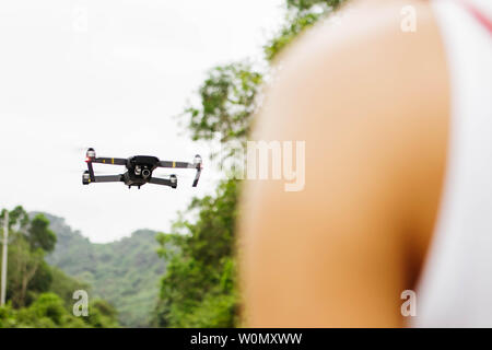 Close up of flying drone et troubles de l'homme en face de la zone Banque D'Images