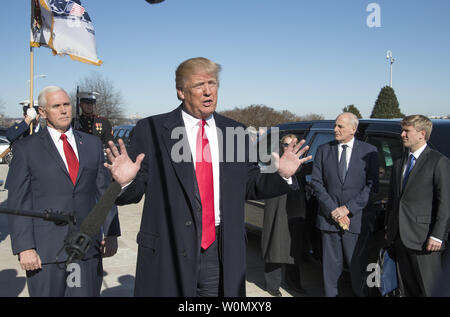 Le Président des Etats-Unis, Donald J. Trump fait une déclaration sur l'armée avant de se rendre à une réunion au Pentagone à Washington, DC le jeudi 18 janvier 2018. À gauche est le Vice-président américain Mike Pence et à droite sont chef de cabinet de la Maison Blanche John Kelly et VP Pence Chef de cabinet Nick Ayers. Photo par Ron Sachs/UPI Banque D'Images