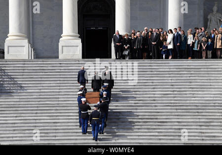 La famille du révérend Billy Graham observe alors que le cercueil du révérend Billy Graham se fait monter les marches du Capitole à Washington le 28 février 2018, où il résidera dans l'honneur dans la rotonde. C'est un honneur rare pour un citoyen de se coucher en l'honneur de la capitale. Graham est mort mercredi dans son sommeil à son domicile de Caroline du Nord. Il était de 99. Photo de Susan Walsh/UPI Banque D'Images