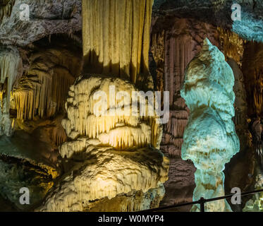 D'étranges formations rocheuses sous terre dans des grottes Banque D'Images