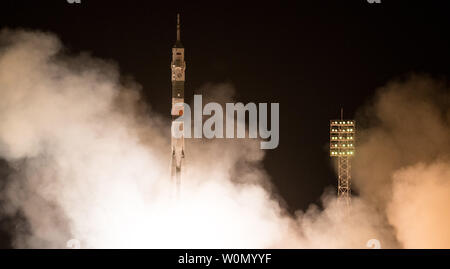 La fusée Soyouz MS-08 est lancé avec Expedition 55 commandant de Soyouz Oleg Artemyev de Roskosmos et ingénieurs de vol Ricky Arnold et a appelé l'Feustel de la NASA, le 21 mars 2018, au cosmodrome de Baïkonour au Kazakhstan. Artemyev, Arnold, et Feustel va passer les cinq mois à venir vivre et travailler à bord de la Station spatiale internationale. Photo de la NASA par Joel Kowsky/UPI Banque D'Images