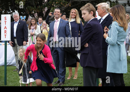 Donald Trump Jr. (C) et sa femme Vanessa Trump assister à la 140e assemblée annuelle aux Œufs de Pâques avec leurs cinq enfants, Barron Trump, Président Donald Trump et la première dame Melania Trump (R) sur la pelouse Sud de la Maison Blanche le 2 avril 2018 à Washington, DC. La Maison Blanche se divertir 30 000 enfants et adultes participant à la tradition annuelle du matériel roulant les oeufs colorés sur la pelouse de la Maison Blanche qui a été lancé par le Président Rutherford B. Hayes en 1878. Photo par Chip Somodevilla/UPI Banque D'Images