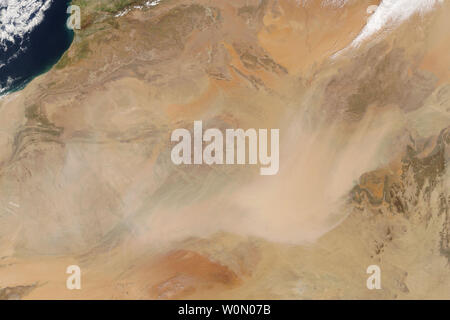 À la fin de mars 2018, l'Afrique du Nord ont subi un tourbillon de sable, avec de profondes répercussions. La poussière du Sahara vers le nord, vers l'Europe la semaine dernière, les pistes de ski de revêtement et les villes méditerranéennes en particules d'orange. S'il y a souvent une certaine quantité de poussière d'être soufflé autour de l'Afrique du Nord, l'activité récente a comparu pour prendre (telle que vue par satellite) le 21 mars 2018, lorsque le spectromètre imageur à résolution moyenne (MODIS) sur le satellite Terra de la NASA a acquis cette image. Même selon les normes de l'intérieur du désert de l'Afrique, les tempêtes de la fin de mars ont été intenses. Les écoles et les aéroports Banque D'Images