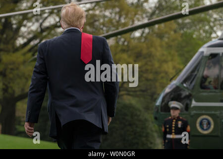 Le président Donald J. Trump s'approche d'un marin sur la pelouse Sud de la Maison Blanche à Washington D.C. le 28 avril 2018. Le président Trump est sur son chemin à l'hôte de la faire à nouveau l'Amérique Grand rassemblement dans le Michigan. Photo de Ken Cedeno/UPI Banque D'Images