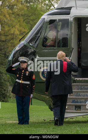 Le président Donald J. Trump s'approche d'un marin sur la pelouse Sud de la Maison Blanche à Washington D.C. le 28 avril 2018. Le président Trump est sur son chemin à l'hôte de la faire à nouveau l'Amérique Grand rassemblement dans le Michigan. Photo de Ken Cedeno/UPI Banque D'Images