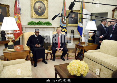 Le président américain, Donald Trump ressemble au cours d'une réunion avec le Président nigérian Muhammadu Buhari dans le bureau ovale de la Maison Blanche le 30 avril 2018 à Washington, DC. Photo par Olivier Douliery/UPI Banque D'Images