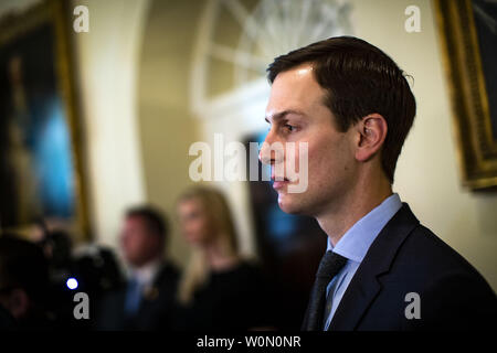 Jared Kushner, premier conseiller de la Maison Blanche, écoute comme le président américain Donald Trump parle des otages libérés de la Corée du Nord, au cours d'une réunion du Cabinet dans la salle du Cabinet de la Maison Blanche, le mercredi 9 mai 2018 à la Maison Blanche à Washington, DC. Photo par Al Drago/UPI Banque D'Images