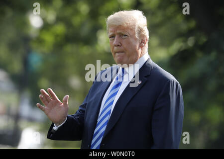 Le président américain, Donald Trump vagues lorsqu'il marche sur pelouse Sud de la Maison Blanche le 14 mai 2018 à Washington, DC avant son départ de Walter Reed dans le Maryland. Photo par Yuri Gripas/UPI Banque D'Images