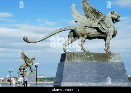 Sculptures de lions ailés avec oursons, à côté du Palais de mariage dans la région de Kazan, le 24 juin 2019. Banque D'Images