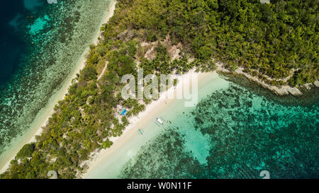 Belle vue aérienne d'une île isolée en Port Barton, Palawan, Philippines Banque D'Images