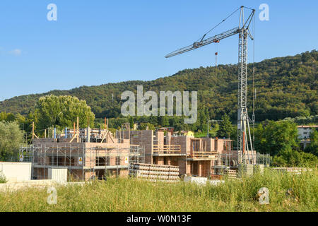 GARDA, ITALIE - Septembre 2018 : maisons en construction à la périphérie de la ville de Garda, sur le lac de Garde. Banque D'Images