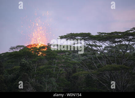 17 Une fissure de lave éclate au cours d'une éclosion de volcan, le 19 mai 2018, à Hawaii, Hawaii. La zone résidentielle voisine, Leilani Estates, a été évacué et est supervisé par les autorités locales avec le soutien de membres de la Garde nationale d'Hawaï. Les gardes sont activé fournissant une présence et de l'orientation aux personnes évacuées. Photo par John Linzmeier Senior Airman/U.S. Air National Guard/UPI Banque D'Images