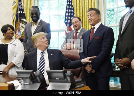 Le président américain, Donald Trump reconnaît l'acteur Sylvester Stallone après signature d'un pouvoir exécutif clémence pour l'ancien champion poids lourds Jack Johnson dans le bureau ovale de la Maison Blanche le 24 mai 2018 à Washington, DC. Jack Johnson, le premier Afro-Américain heavyweight champion a été emprisonné il y a un siècle après avoir une relation avec une femme blanche. Photo par Olivier Douliery/UPI Banque D'Images