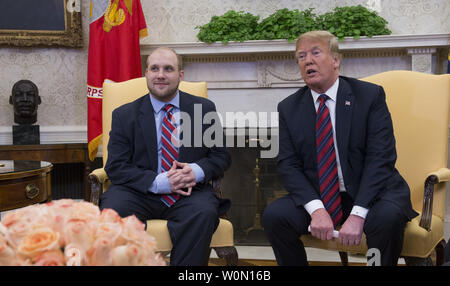 Le Président des Etats-Unis, Donald J. Trump prend la parole lors d'une rencontre avec Joshua Holt après son retour à l'aux États-Unis à la Maison Blanche à Washington, DC Le 26 mai 2018. Holt a été libéré de prison au Venezuela à la suite des efforts déployés par le diplomate et administrations Obama Trump. Photo de Chris Kleponis/UPI Banque D'Images