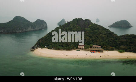 Monkey Beach dans la baie d'Halong, Vietnam Banque D'Images