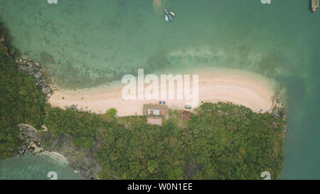 Impressionnante Vue aérienne de Monkey Beach dans la baie d'Halong, Vietnam Banque D'Images