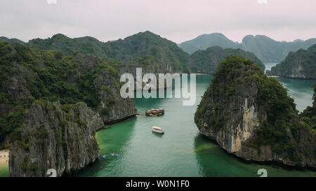 Vue aérienne des îles dans la baie d'Halong, Vietnam Banque D'Images