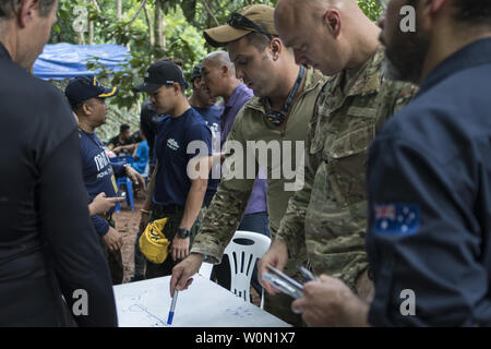 Les aviateurs de l'Indo-Pacifique (USINDOPACOM Commande AMÉRICAINE) travailler avec Royal Thai Navy Seals et les équipes internationales de recherche et de sauvetage sur le plan de plongée pour ses activités le 1 er juillet 2018, à Chiang Rai, Thaïlande. L'armée américaine équipe a l'expérience de recherche et de sauvetage et la capacité de l'énorme travail fourni par les autorités thaïlandaises et les équipes internationales de recherche et de sauvetage. Photo : Capt Jessica Tait/U.S. Air Force/UPI Banque D'Images