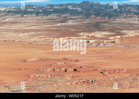 Sans doute l'un des endroits les plus photographiés de la planète, Monument Valley est la quintessence de la photo de l'Ouest américain. La vallée s'étend sur environ 92 000 acres le long de la frontière de l'Arizona et l'Utah. Cette image composite en couleur naturelle donne une idée de la topographie de la vallée. L'image a été faite à partir de données acquises par le terrain opérationnel Imager (OLI) sur Landsat 8 du 8 mai 2018, et à partir d'un modèle numérique d'altitude (le jeu de données nationales d'élévation de la U.S. Geological Survey). NASA/UPI Banque D'Images