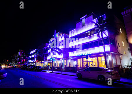 Vue de nuit sur la rue Ocean Drive, l'Art Déco. Colony et Boulevard d'hôtels. Banque D'Images