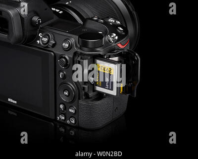 Nikon Inc. a annoncé le 23 août 2018, la libération de son full frame Nikon mirrorless Z 6 appareil photo, ainsi que les lentilles NIKKOR Z, qui offrent un nouveau, plus grand diamètre de montage. L'Z 6 est un appareil photo au format FX avec 24,5 mégapixels effectifs et prend en charge une gamme de sensibilité ISO 100 C51200. Avec des sensibilités ISO élevées et full-frame 4K UHD capture vidéo avec l'affichage de pixel complet, le Z 6 répond à une variété de besoins, tels que le tir dans un environnement faiblement éclairé et l'enregistrement vidéo de haute qualité. L'Z 6 est équipé d'un capteur de luminosité Nikon de format FX avec un capteur CMOS en fo Banque D'Images