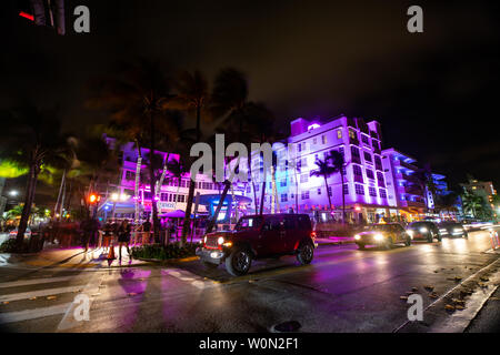 Vue de nuit sur la rue Ocean Drive, l'Art Déco. Colony et Boulevard d'hôtels. Banque D'Images