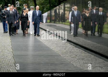 Cindy McCain, épouse du sénateur John McCain,, R-Arizona), accompagné par le Président Donald Trump, Chef de cabinet de John Kelly, à gauche, et le secrétaire à la défense, Jim Mattis, deuxième à gauche, dépose une couronne de fleurs au Vietnam Veterans Memorial à Washington, samedi, 1 septembre, 2018, au cours d'une procession funéraire à transporter le cercueil de son mari de la capitale américaine de la Cathédrale Nationale pour un service commémoratif. McCain a servi comme pilote de la marine pendant la guerre du Vietnam et a été prisonnier de guerre pendant plus de cinq ans. Photo par Andrew Harnik/UPI Banque D'Images