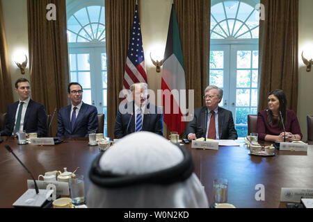 Le Président des Etats-Unis, Donald J. Trump , centre, parle comme il se réunit avec l'Emir du Koweït Jaber Al-Ahmad Al-Sabah dans la salle du Cabinet de la Maison Blanche le 5 septembre 2018 à Washington, DC. Trump est flanquée par, de gauche à droite, Conseiller spécial Jared Kushner, secrétaire du Trésor Steve Mnuchin, Conseiller à la sécurité nationale, John Bolton, et secrétaire de presse Sarah Sanders. Photo par Alex Edelman/UPI Banque D'Images