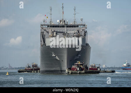 L'Armée Commande de transport maritime de marchandises et de munitions ship USNS Lewis et Clark (T-AKE 2) quitte Norfolk Naval Station en prévision de l'ouragan Florence. Commandant, Commandement de la flotte américaine a ordonné à tous les navires de la Marine dans la région de Hampton Roads à sortie le 10 septembre 2018, l'avant de l'ouragan Florence. Il y a près de 30 navires de la préparation à la mise en œuvre de la Naval de Norfolk et expéditionnaire conjointe Base Little Creek que l'ouragan Florence devrait apporter des vents violents et la pluie de la côte atlantique. Les navires se fera dans les secteurs de l'Atlantique où ils seront mieux postured Banque D'Images