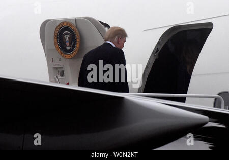 Le président américain, Donald Trump boards Air Force One avant de partir de la base aérienne d'Andrews, dans le Maryland le 11 septembre 2018. Le Président et la Première Dame va à l'avion 93 septembre 11 Service commémoratif à Shanksville, en Pennsylvanie. Photo par Olivier Douliery/UPI Banque D'Images